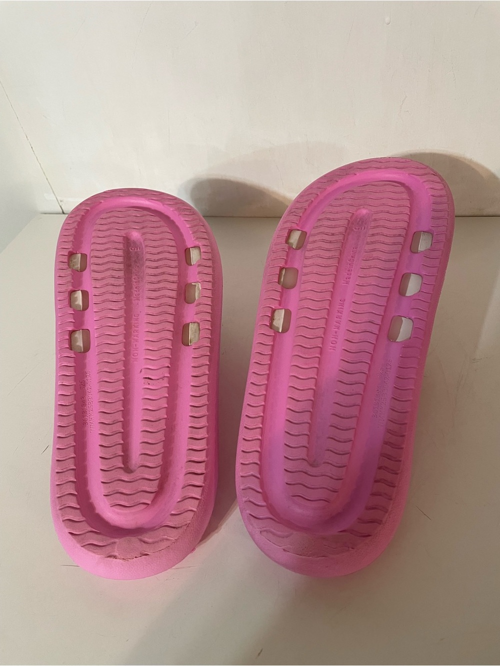 Hello Kitty Slides - Picture 7 of 7